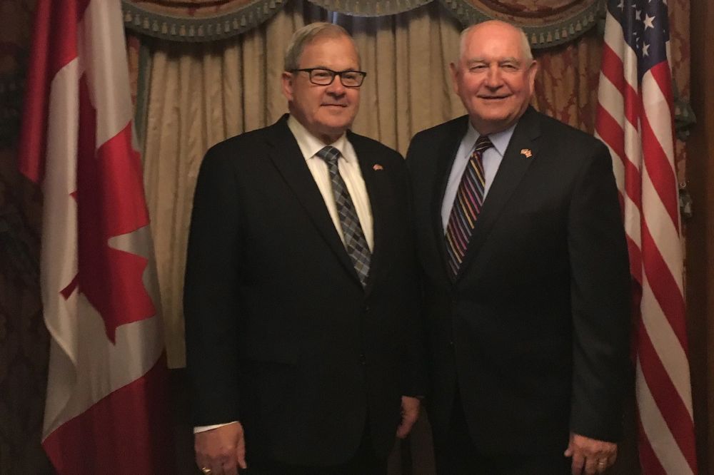 Canadian Agriculture Minister Lawrence MacAulay (l) and U.S. Agriculture Secretary Sonny Perdue meet in Toronto on June 5. (Government of Canada photo)
