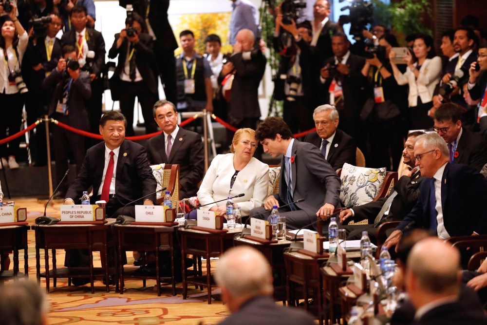 China’s President Xi Jinping, Chile’s President Michelle Bachelet, Canada’s Prime Minister Justin Trudeau, Brunei’s Sultan Hassanal Bolkiah and Australia’s Prime Minister Malcolm Turnbull attend the APEC-ASEAN dialogue, on the sidelines of the APEC summit, in Danang, Vietnam November 10, 2017.
 Photo: Reuters/Jorge Silva

