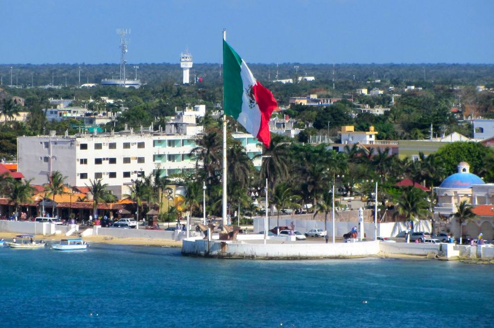 A giant Mexican flag at Cozumel’s Puerta Maya. (CIA.gov)

