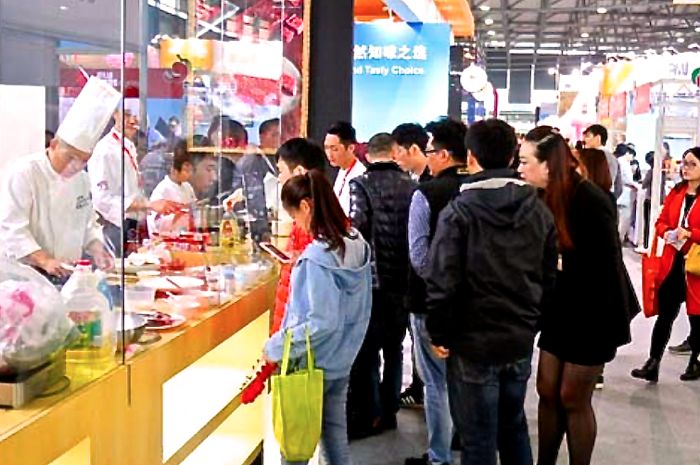 Attendees at the 2017 Food and Hotel China trade show watch USMEF chefs prepare U.S. beef and pork. (USMEF.org)
