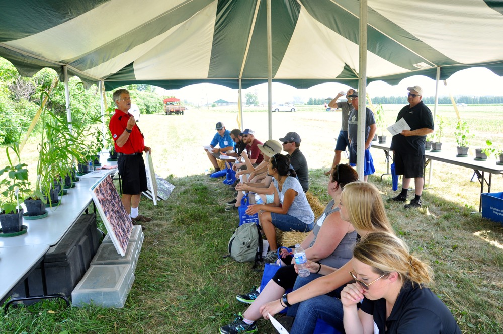 Dave Bilyea talks to a group about herbicide-resistant weeds at the recent Southwest Diagnostic Days.