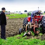 There’s always lots of help and advice to go around at a plowing competition.