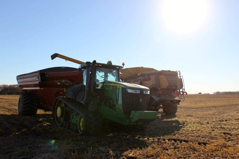 As the weather window opened up, a Manitoba soybean producer near Bagot takes to the field on Oct. 17, 2018.  Photo: File/Greg Berg
