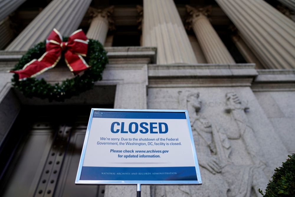 A sign, declaring the U.S. National Archive closed due to a partial federal government shutdown, is shown on Dec. 22 in Washington, D.C. (File photo: Reuters/Joshua Roberts)
