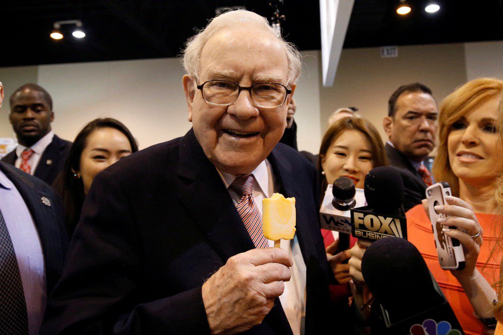 Warren Buffett has a Dairy Queen ice cream bar before Berkshire Hathaway’s annual meeting in Omaha on May 6, 2017. (File photo: Reuters/Rick Wilking)
