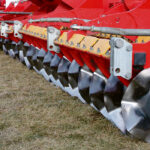 The highly fluted disc is the key component of the Väderstad Crosscutter, where they are set in two ranks with the leading rank offset by 14 degrees from the rear. These are followed by a rank of heavy packers.