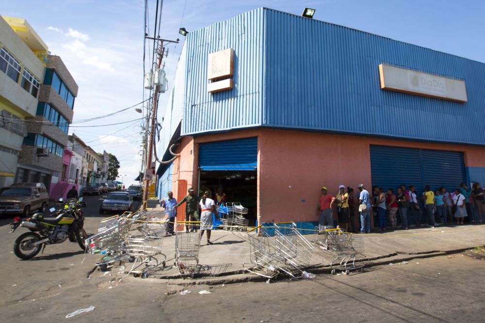 People queue up outside a public supermarket’s doors in Ciudad Bolivar, Venezuela, in April 2015. (iStock/Getty Images)
