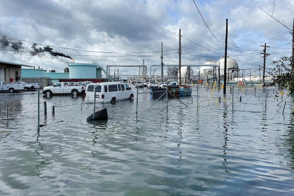Floodwaters surround Shell’s Norco fuel refinery site after Hurricane Ida pummeled Norco, La., west of New Orleans, on Aug. 30, 2021. (File photo: Reuters/Devika Krishna Kumar)
