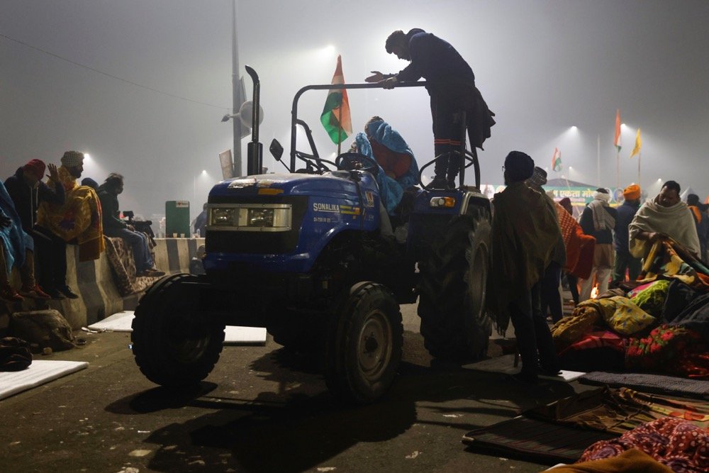 Farmers arrive with blankets and mattresses for others at the site of a protest against farm laws at Ghaziabad, India on Jan. 29, 2021. (Photo: Reuters/Danish Siddiqui)
