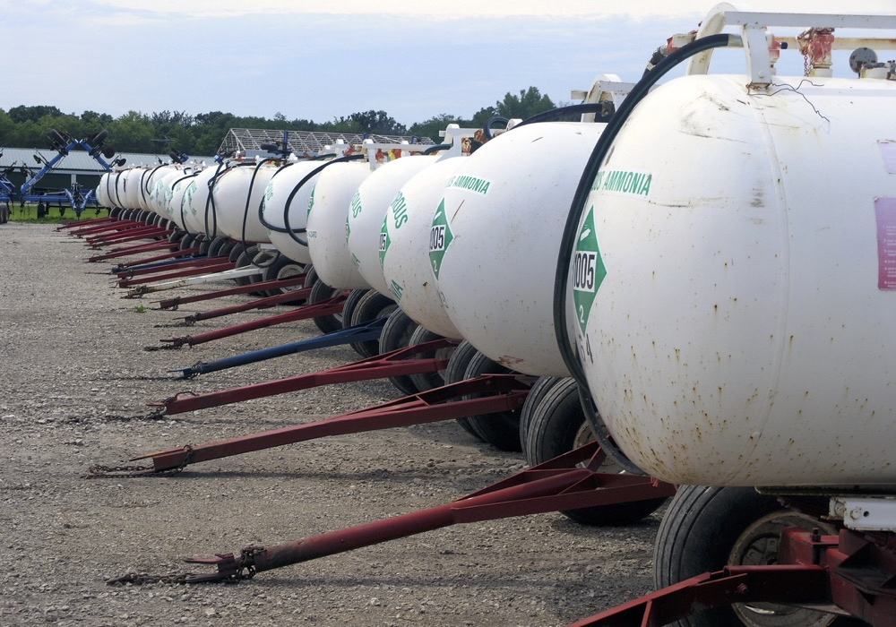 Are proposed cuts to fertilizer applications to help reduce greenhouse gas emissions as damaging to crop yields as a recent report concludes?