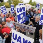 U.S. Agriculture Secretary Tom Vilsack speaks with striking workers at Deere’s Des Moines-area farm equipment plant at Ankeny, Iowa on Oct. 20, 2021. (File photo: Reuters/Scott Morgan)