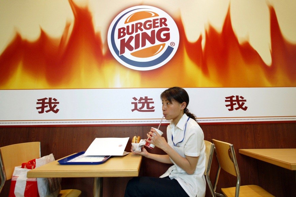 A customer dines at a Burger King outlet in Shanghai on June 27, 2005. (File photo: Reuters/Ming Ming)
