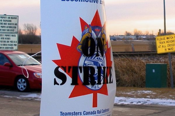File photo from a Teamster-represented engineers’ picket at CN in Winnipeg in 2009. (Dave Bedard photo)

