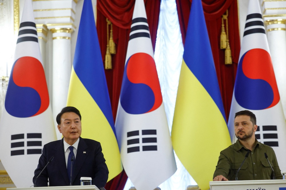 Ukraine’s President Volodymyr Zelenskyy (r) and South Korean President Yoon Suk Yeol attend a joint statement in Kyiv on July 15, 2023. Photo: Reuters/Valentyn Ogirenko
