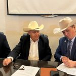 CCA pesident Nathan Phinney (right) with National Cattlemen’s Beef Association president Mark Eisele (left) and Confederación Nacional de
Organizaciones Ganaderas president Sr. Homero Garcia de la Llata. Photo: Canadian Cattle Association/X