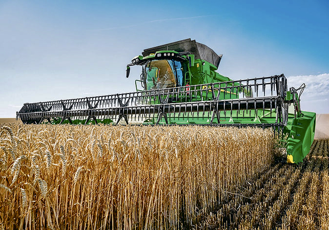 The T6 800 will be compatible with up to a 40-foot rigid draper header with flexible cutter bar.