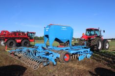 The Solitair DT combines extensive tillage and seeding in one pass, as well as fertilizer application.