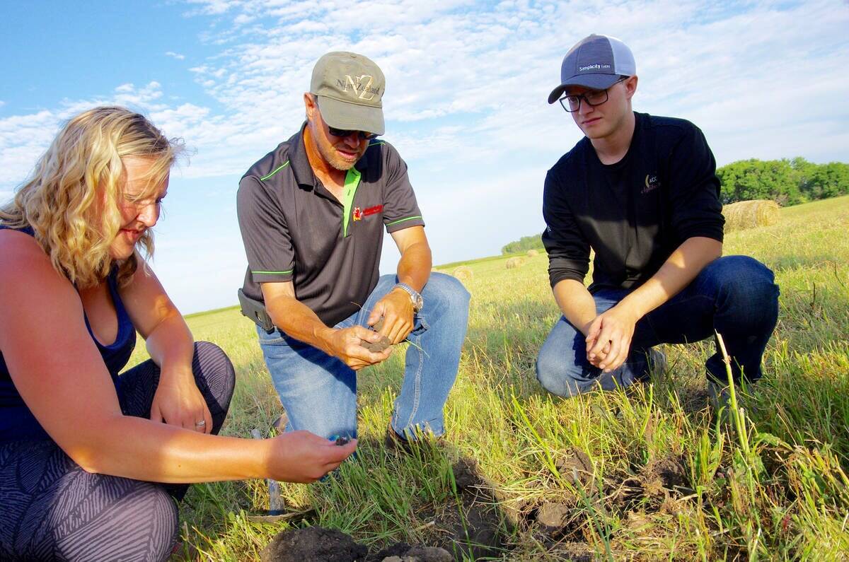 A 2019 field tour in western Manitoba highlighted soil health gains made through changes to on-farm practices. PHOTO: FILE