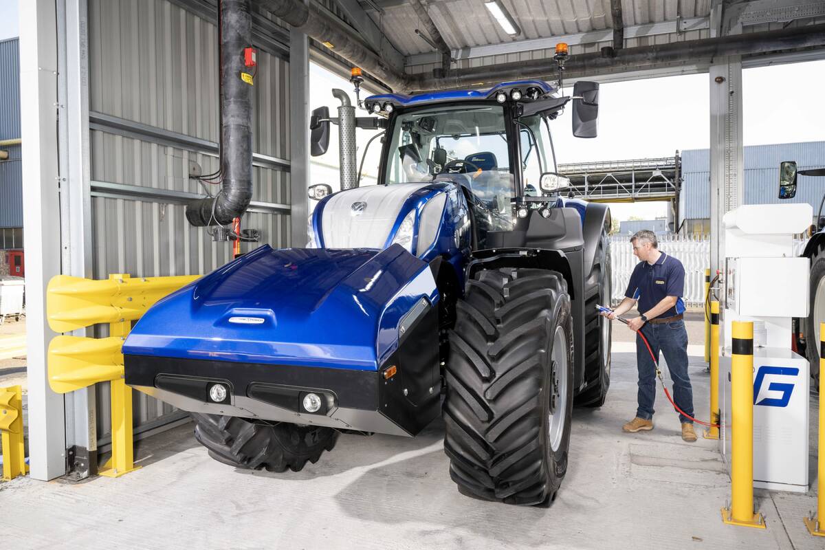Refuelling the tractor will take approximately the same amount of time as refuelling a standard diesel model, according to New Holland.